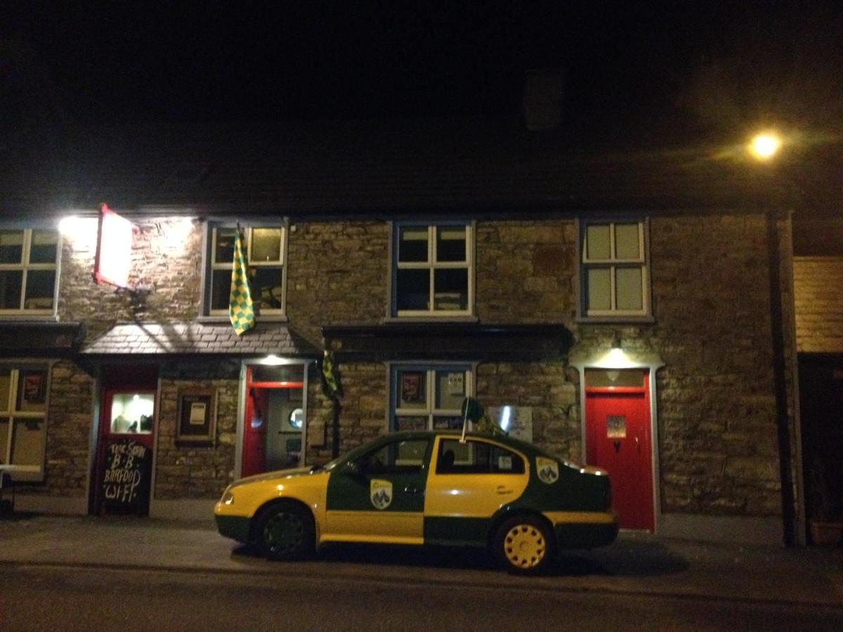 Teac Seain Bar & Bnb Anascaul 외부 사진