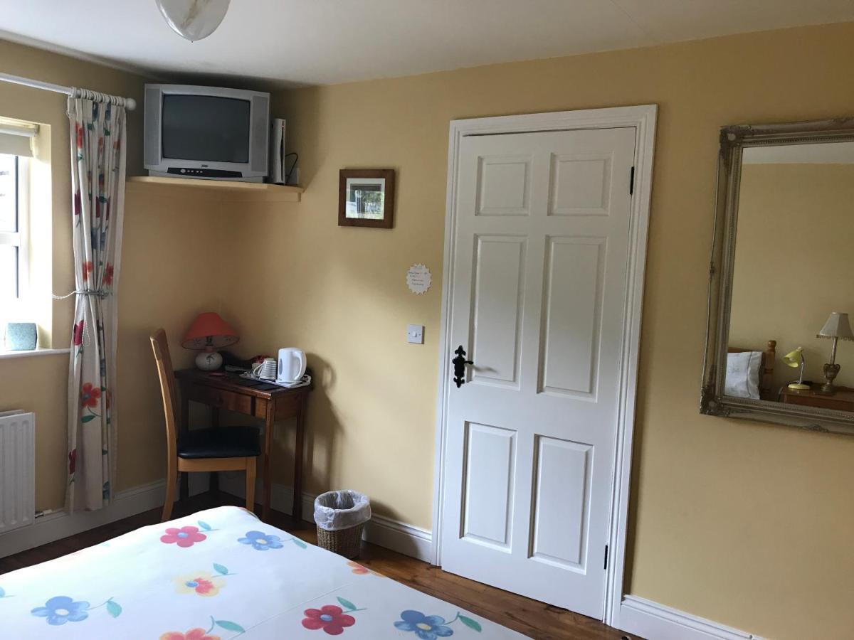 Teac Seain Bar & Bnb Anascaul 외부 사진