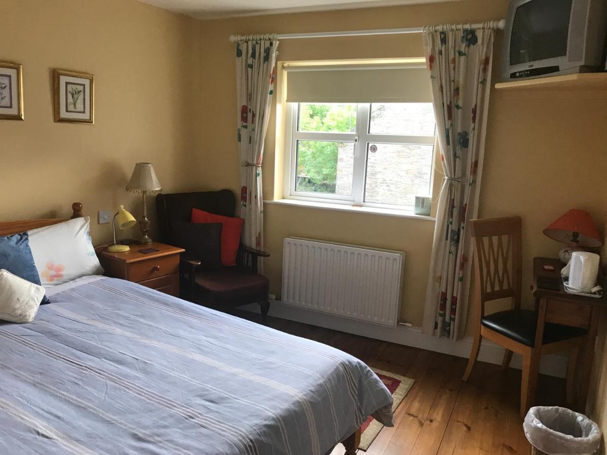 Teac Seain Bar & Bnb Anascaul 외부 사진